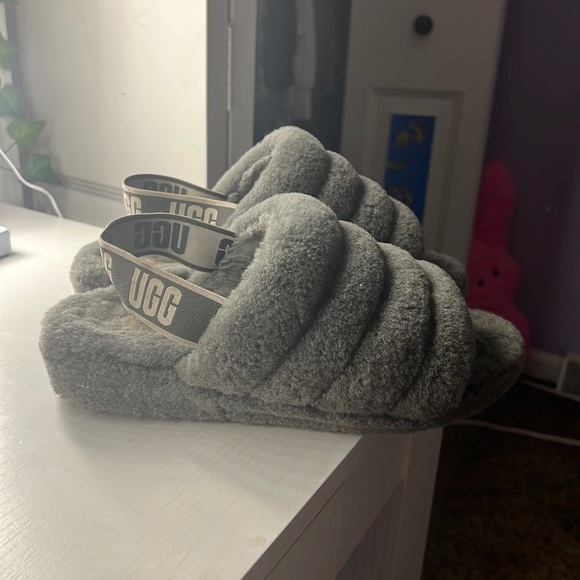 UGG slippers - Picture 1 of 3